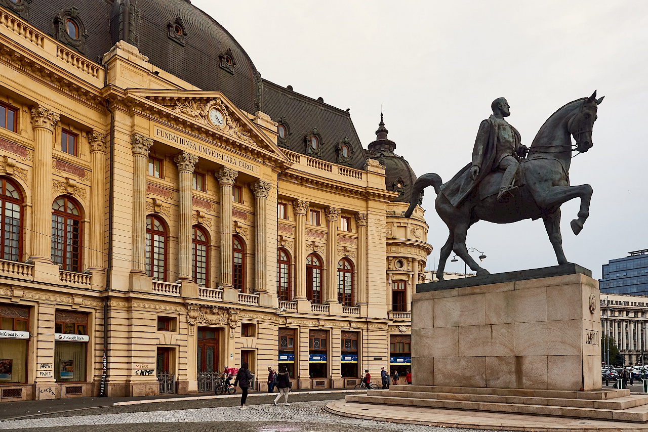 Statue vor der Universitätsbibliothek in Bukarest