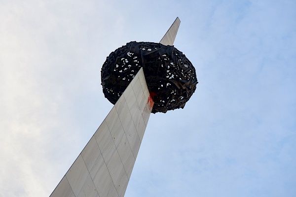 Roter Farbfleck auf dem Memorial of Rebirth in Bukarest