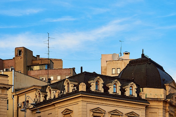 Spuren von Schüssen in einer Fassade in Bukarest