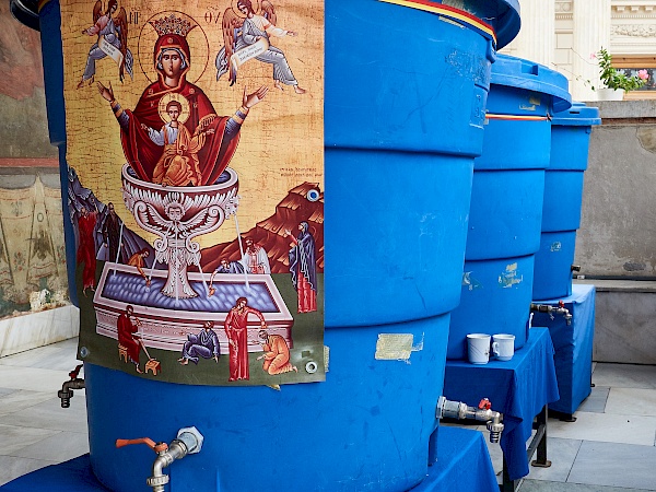 Heiliges Wasser bei der Patriarchalkathedrale von Bukarest