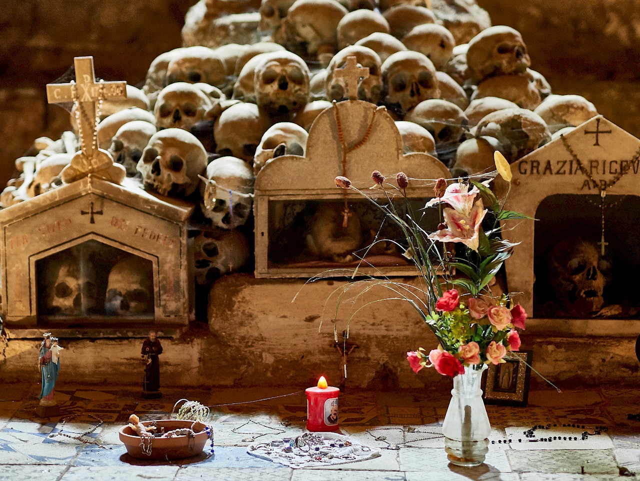 Cimitero delle Fontanelle in Neapel (Italien)