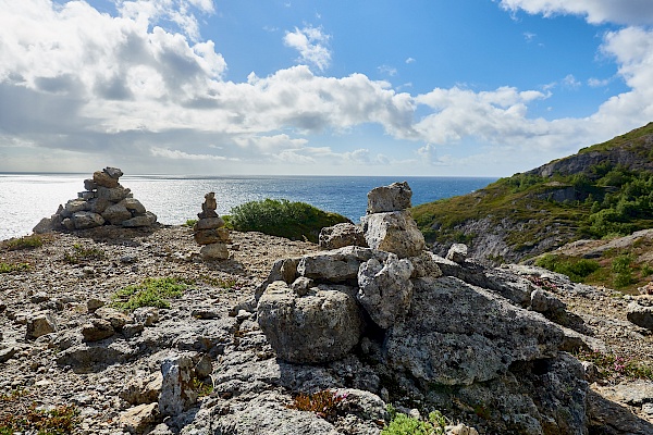 Steintürme auf der Wanderung nach Nusfjord