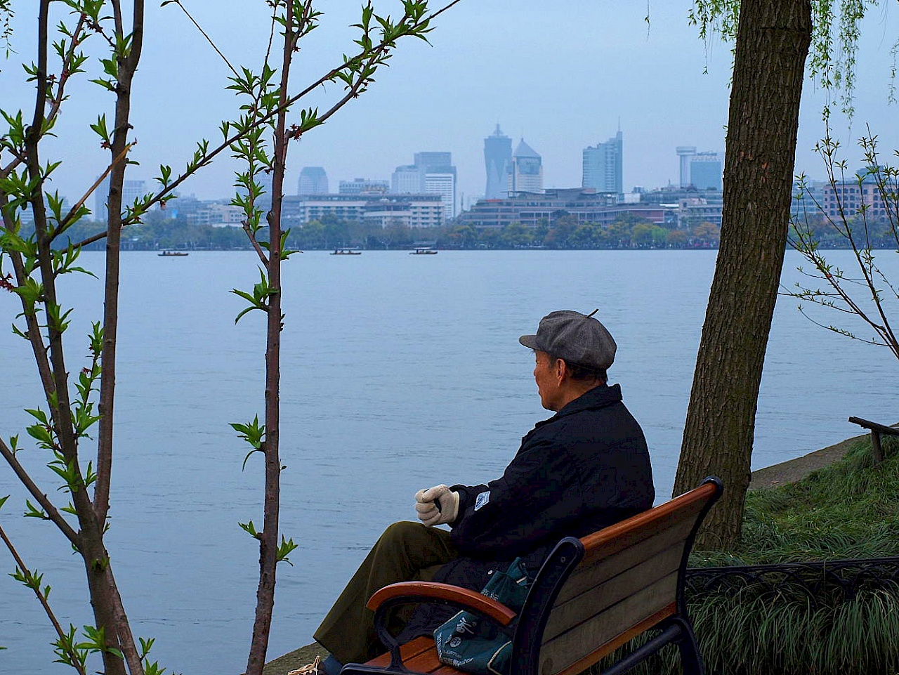 Mann am Westsee in Hangzhou