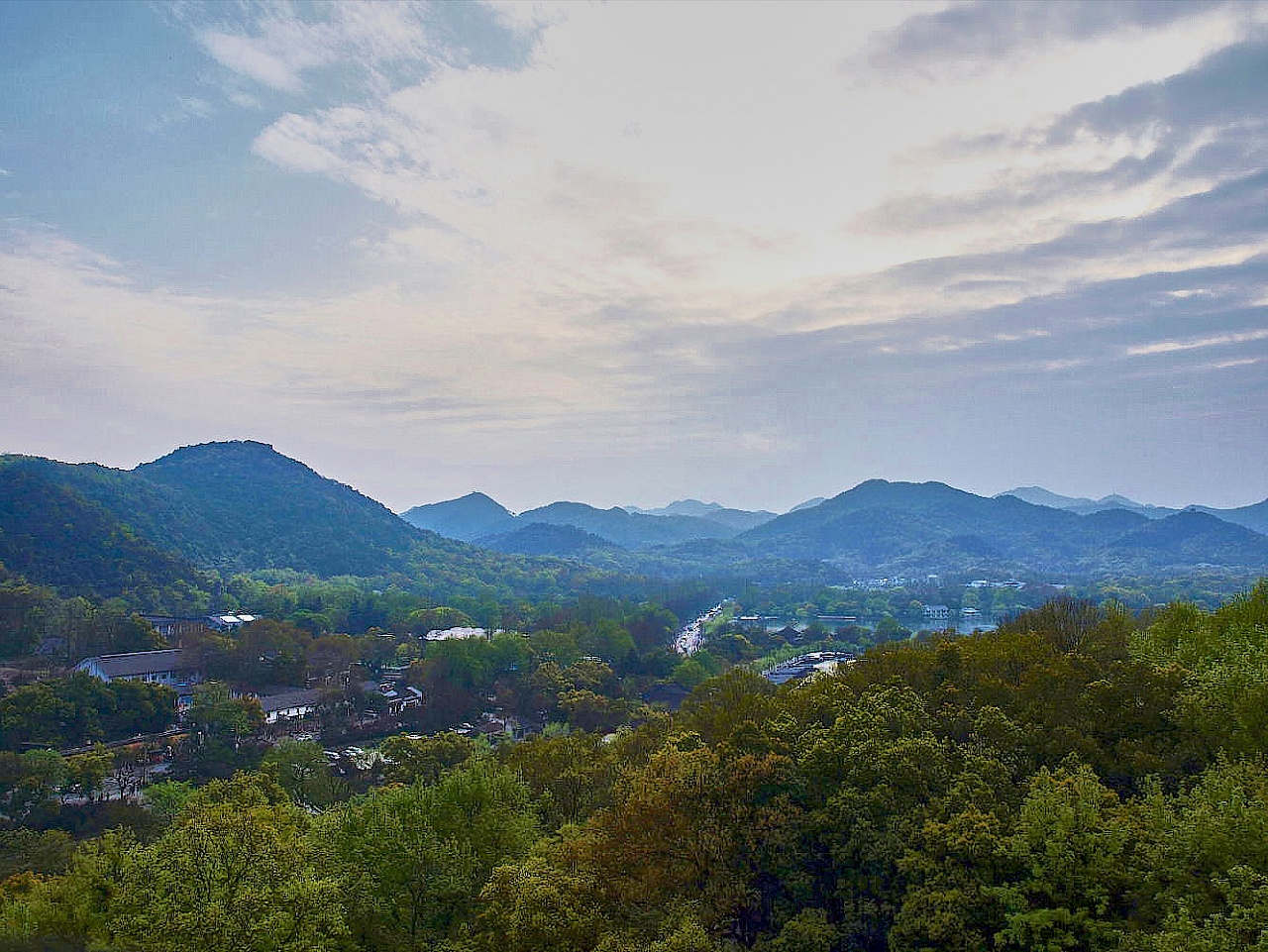 Aussicht von der Leifeng Pagode auf die berge von Hangzhou