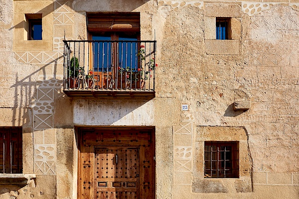 Holztür und Balkon in Pedraza (Spanien)