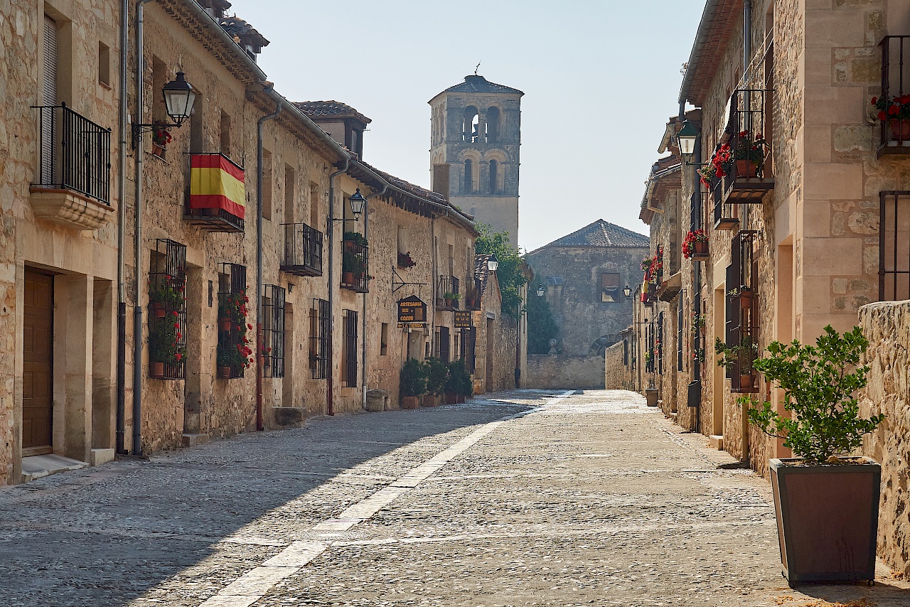 Straße zum Plaza Mayor in Pedraza (Spanien)