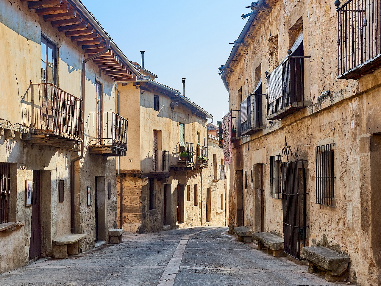 Urige Straße in Pedraza (Spanien)