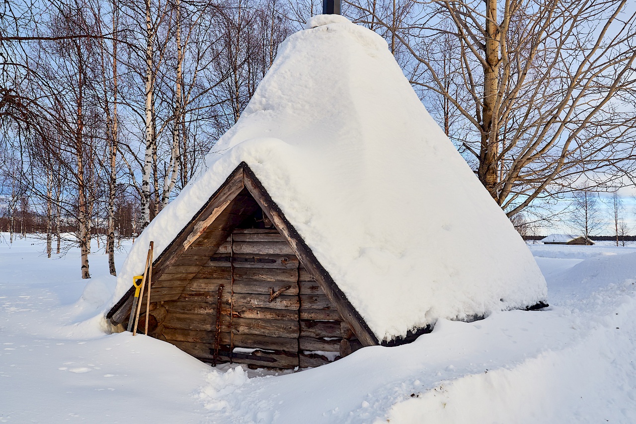 Holzhütte im Winter