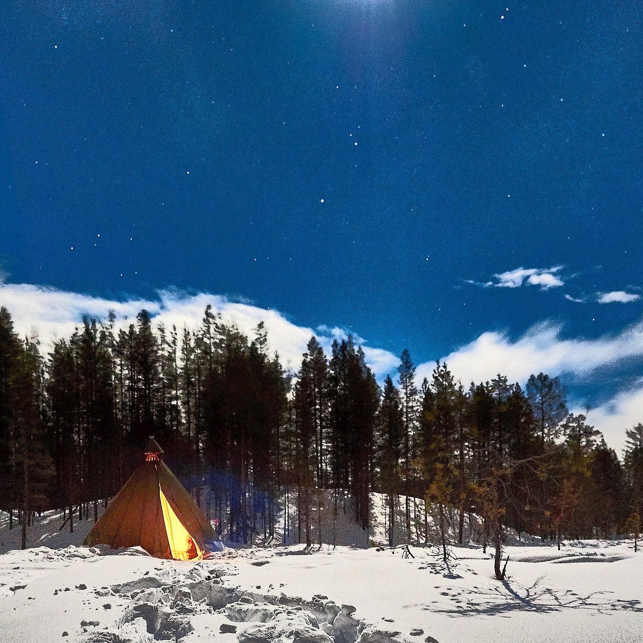 Illuminierte Kota auf der Schneeschuhwanderung