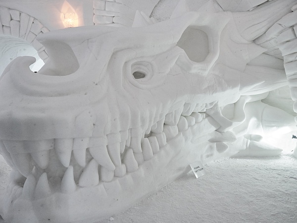 Ein riesiger Dinosaurier-Schädel im snow village