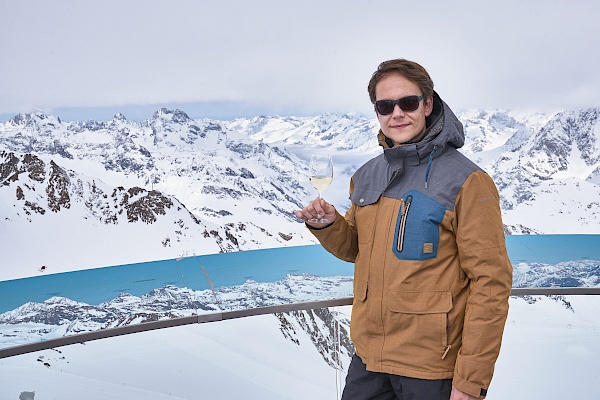 Ich auf dem Pitztaler Gletscher mit einem köstlichen Wein