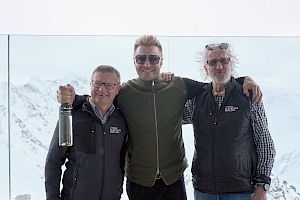 V.l.n.r.: Bernhard vom Tourismus Pitztal, Top-Winzer Leo Hillinger und Sepp - Wirt vom Cafe 3440