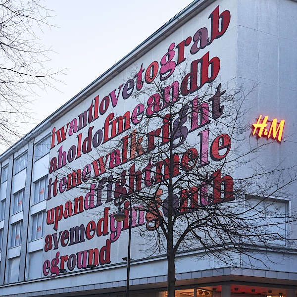 Kunst von Ben Eine: I want love to grab a hold of me and bite me walk right up ad fight me leave me dying on the ground.