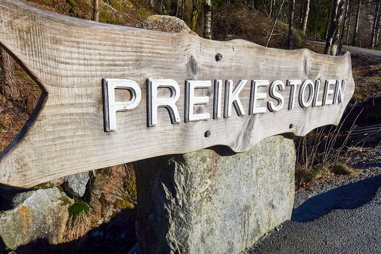 Wegweiser am Startpunkt der Wanderung zum Preikestolen