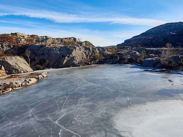 Der zugefrorene See Tjødnane