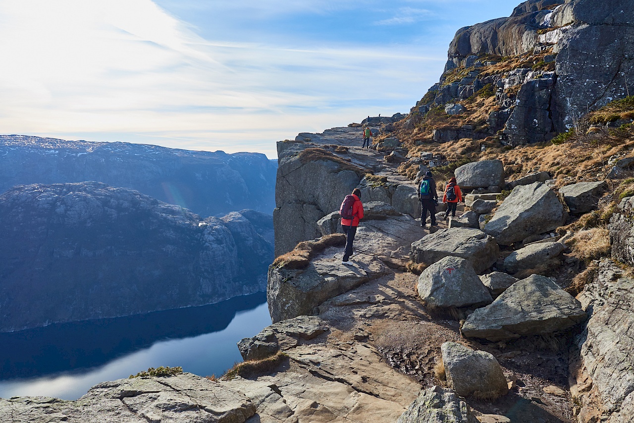 Letzter Anstieg auf den Preikestolen in Fjord Norwegen