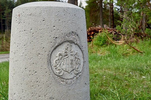 Wegweiser aus Stein auf den Wanderwegen