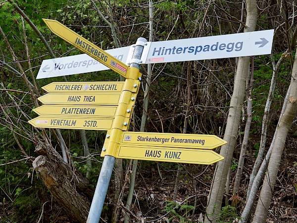 Wegweiser auf dem Starkenberger Panoramaweg