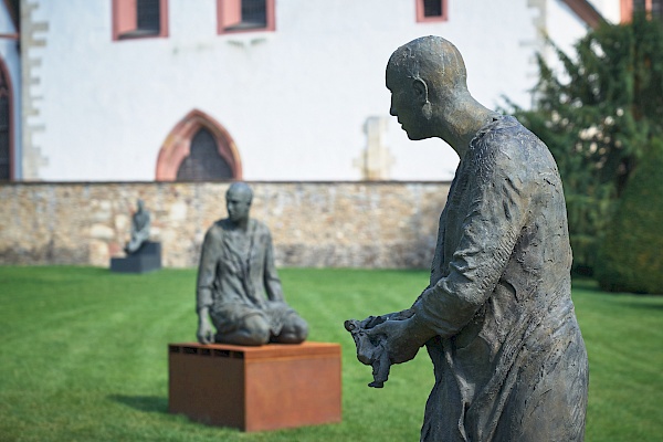 Bronzestatuen der Mönche im Kloster Eberbach
