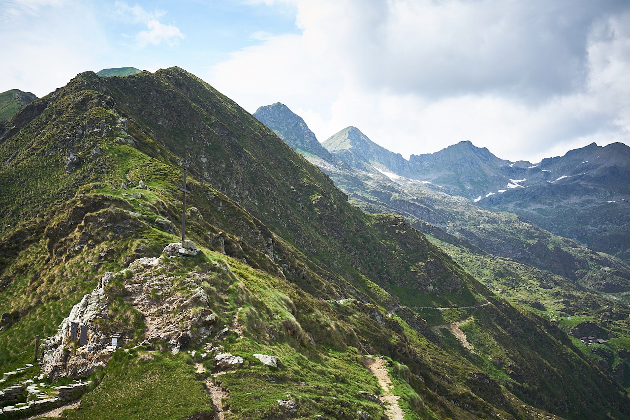 weite Bergketten zwischen Campello Monti und Rimella