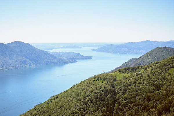 Panoramablick auf den Lago Maggiore von der Linea Cadorna