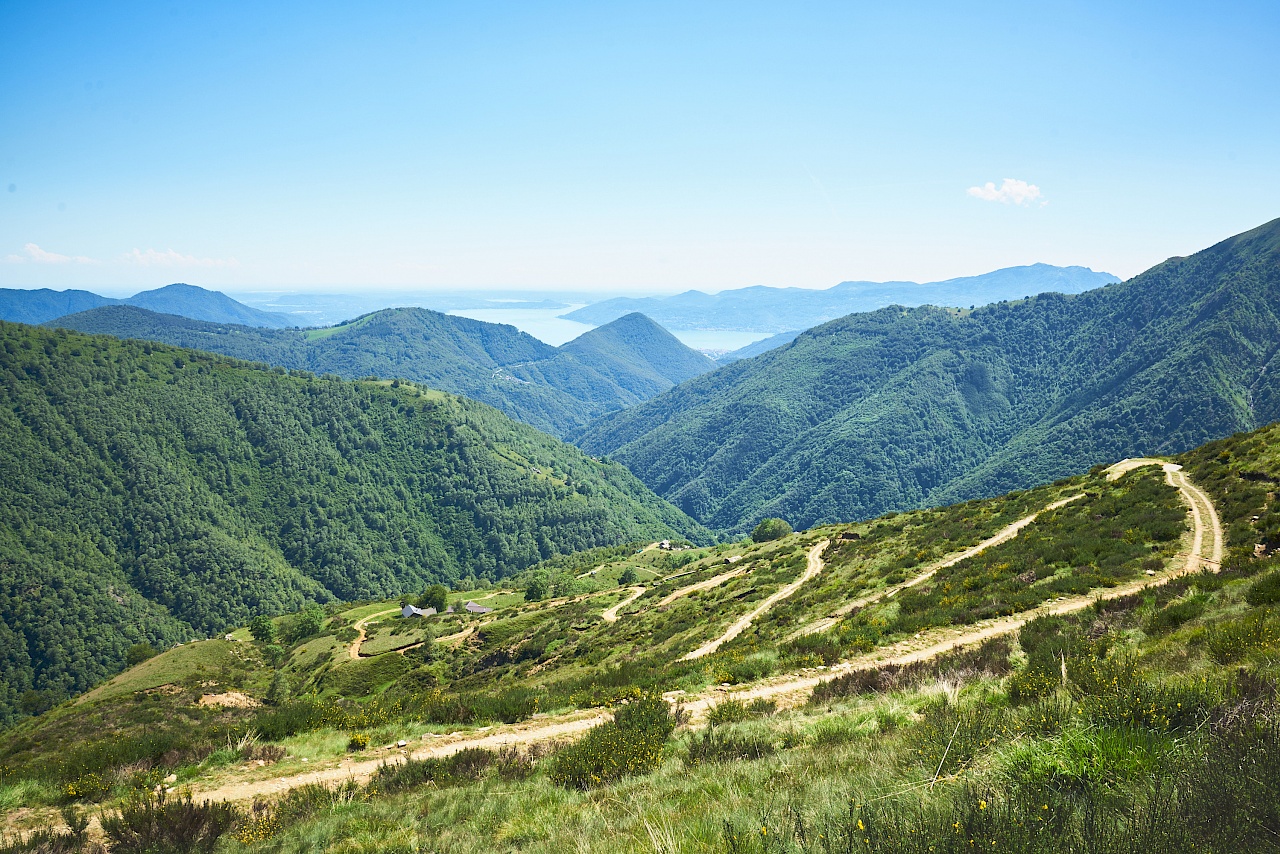 Trail mit Panoramablick auf den Lago Maggiore von der Linea Cadorna