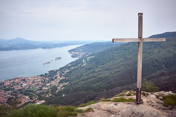 Gipfelkreuz des Monte Camoscios bei Baveno