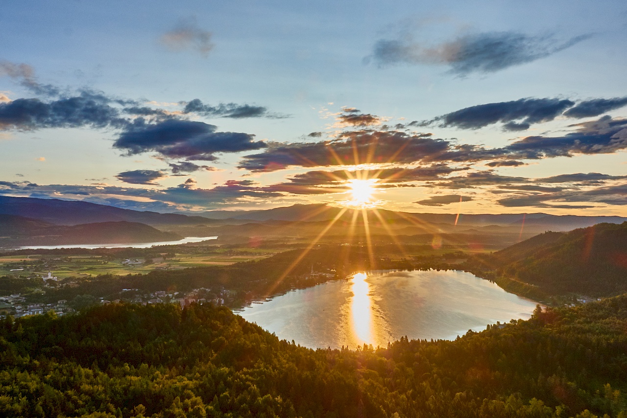 Sonnenaufgang auf dem Kitzelberg mit Blick auf den Klopeiner See