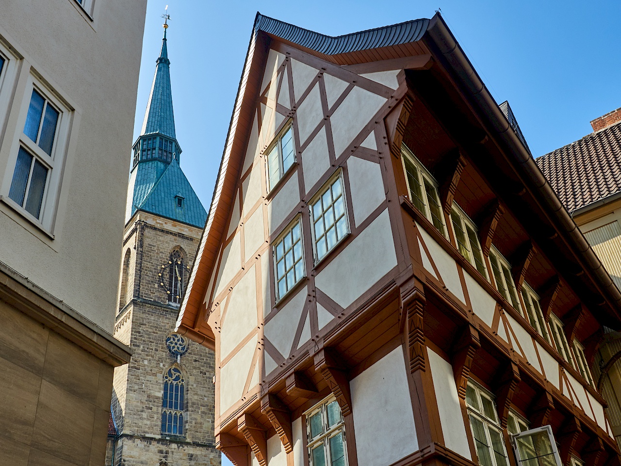 Umgestülpter Zuckerhut und die St. Andreas-Kirche