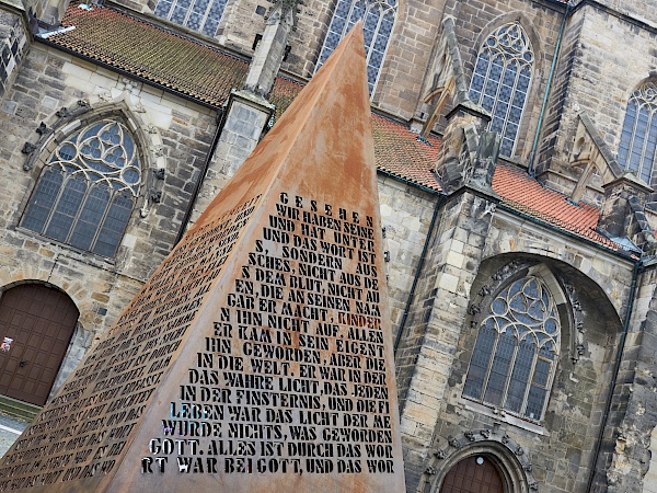 Skulptur vor der St. Andreas Kirche