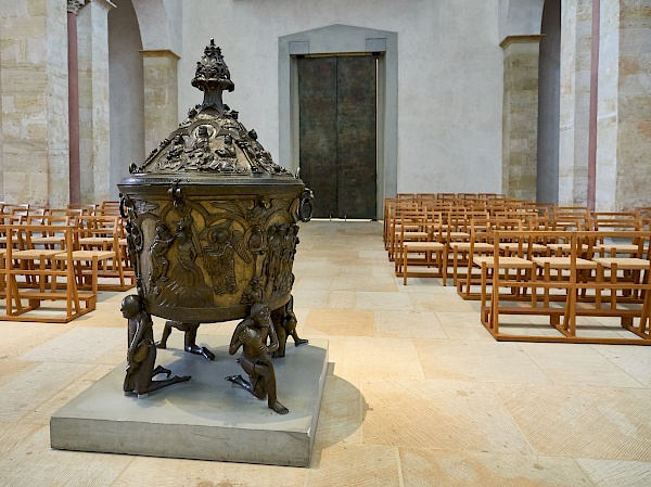 Taufbecken im Dom von Hildesheim