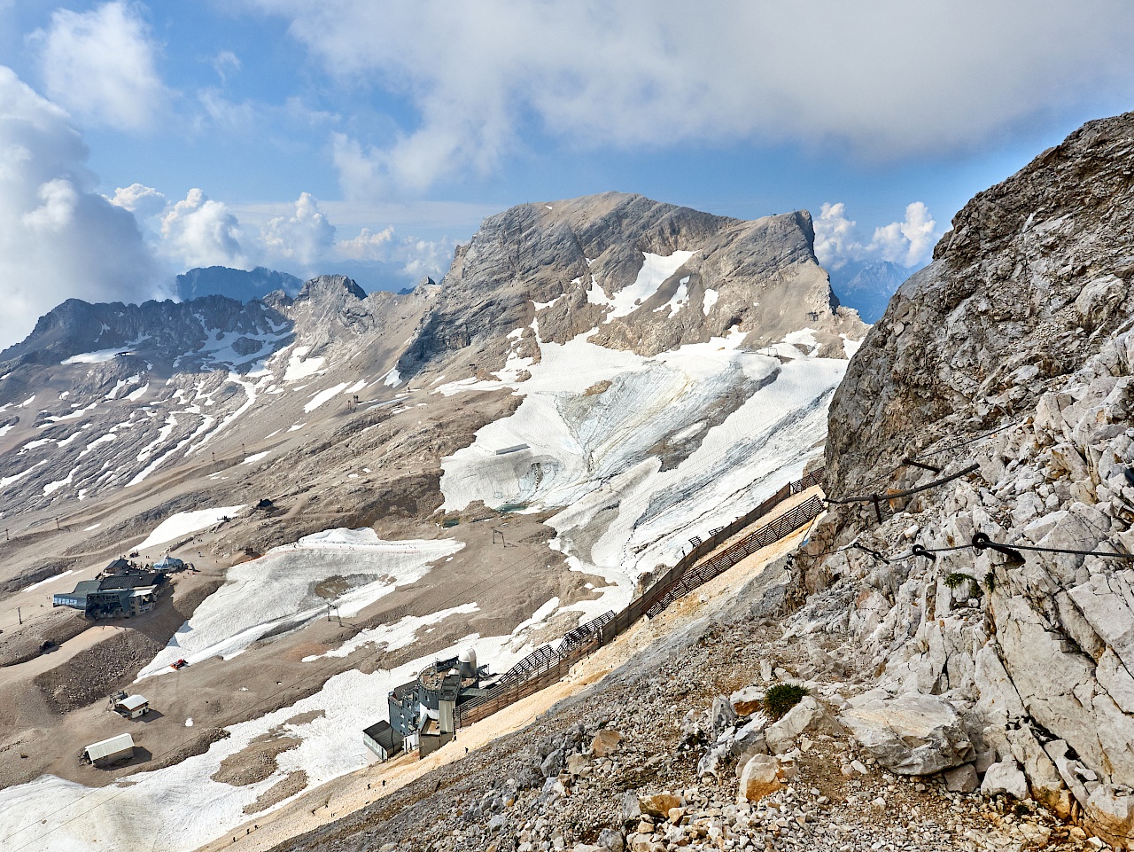 Blick auf das Sonn Alpin und das Schneefernerhaus