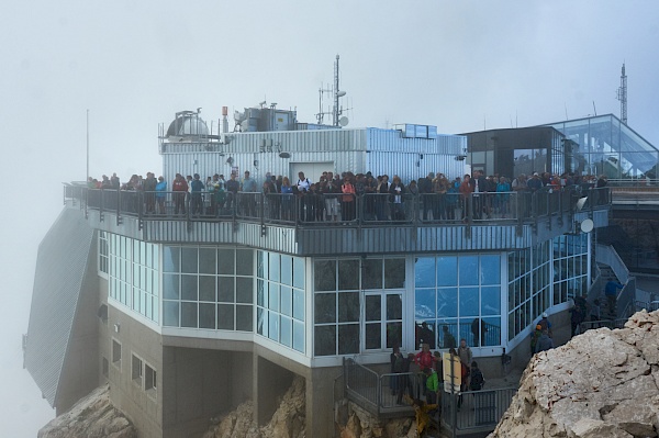 Viele Besucher/innen auf der Zugspitze