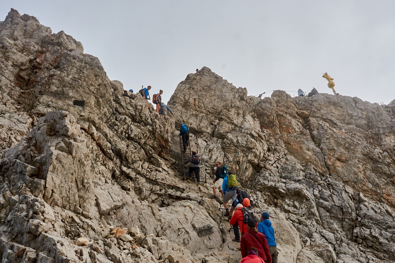 Mit den Massen auf den Zugspitzgipfel