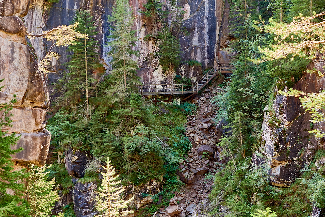 Treppe hinab in die Bletterbachschlucht