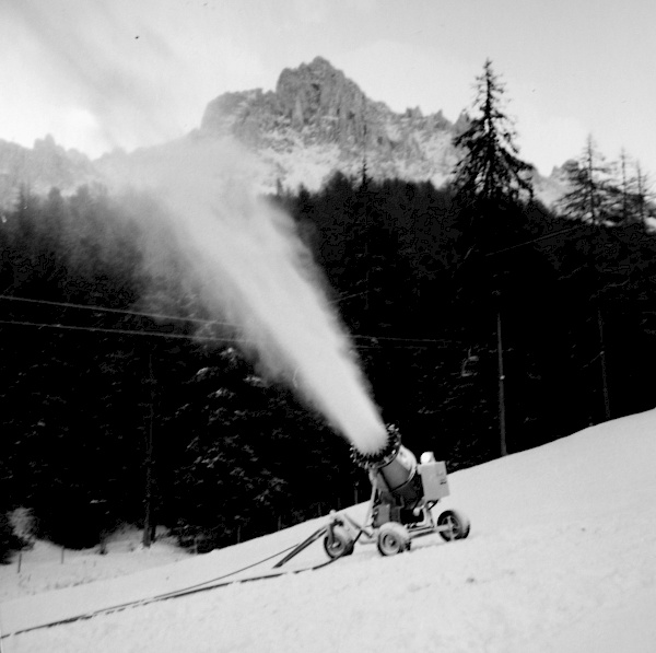 historische Aufnahme einer Schneekanone vom Skigebiet Obereggen Latemar
