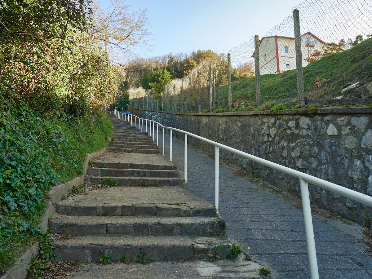 Treppensteigen am Start der Wanderung