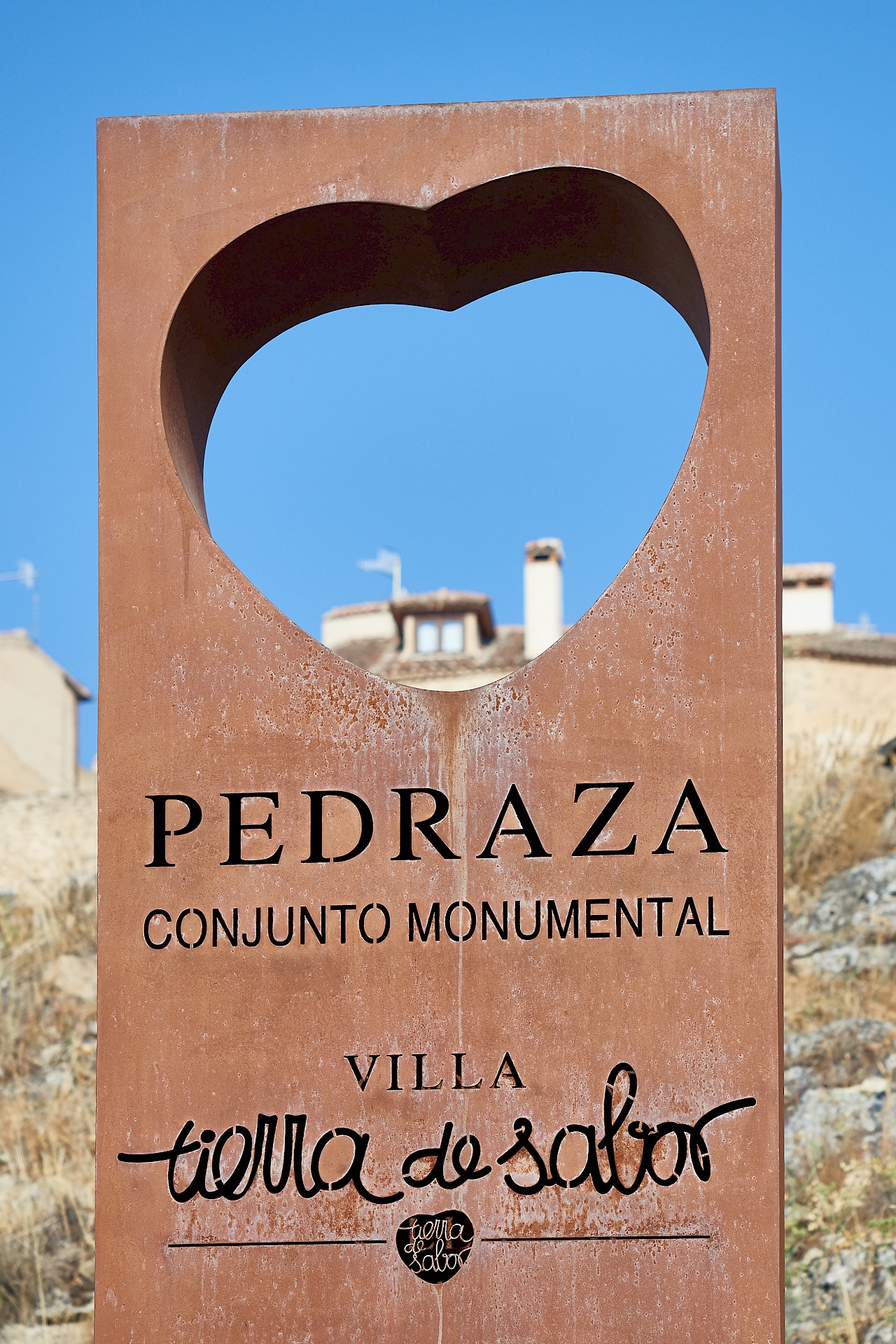 Begrüßungsschild zum Dorf Pedraza