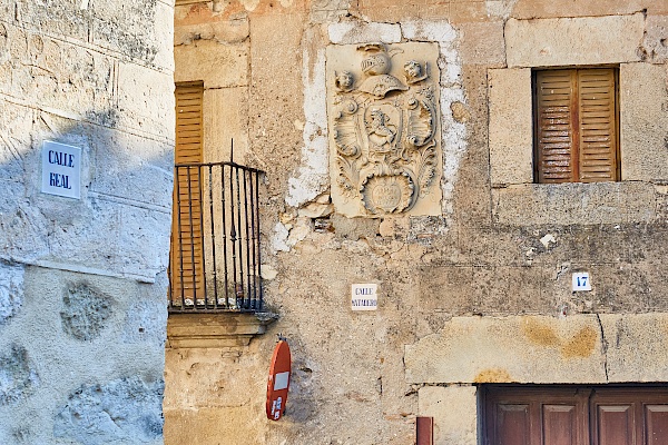 Wappen an den Hauswänden in Pedraza
