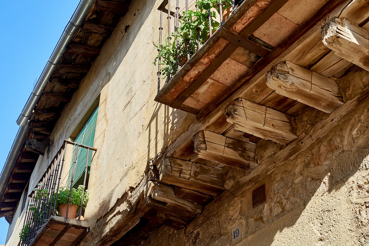 Holzbalken tragen die Balkone in Pedraza