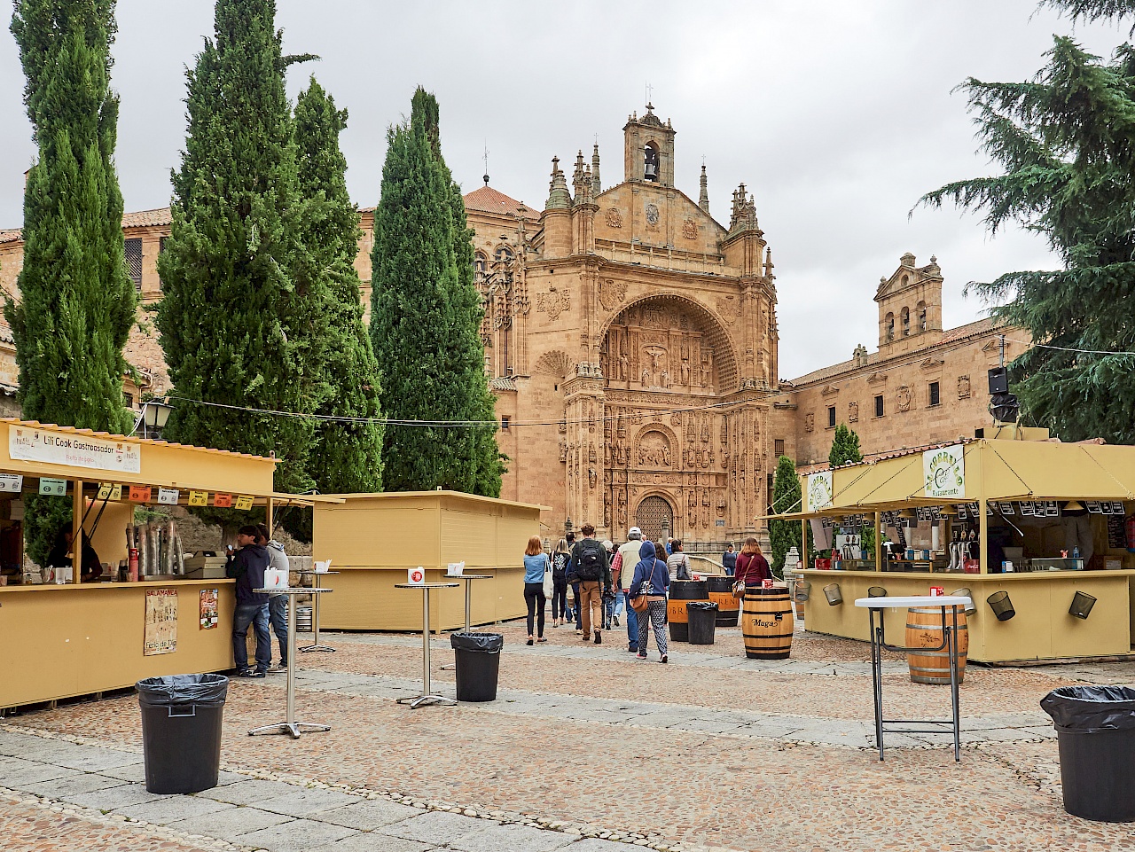 Die Kathedrale in Salamanca - davor Tapas-Stände für die fiesta