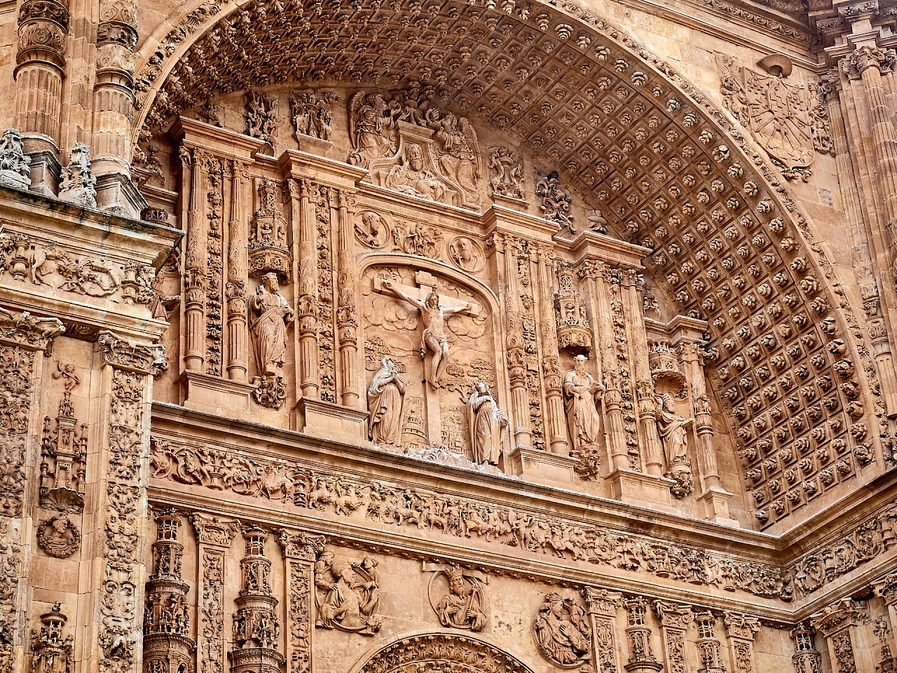 Beeindruckende Fassade der Kathedrale in Salamanca