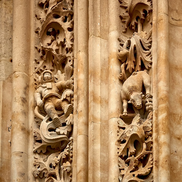 Der Astronaut an der Fassade der neuen Kathedrale in Salamanca