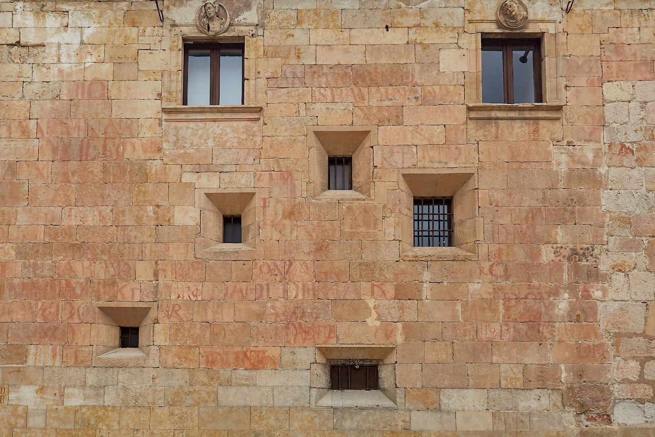 Wandmalereien mit Stierblut an der Fassade der Universität in Salamanca
