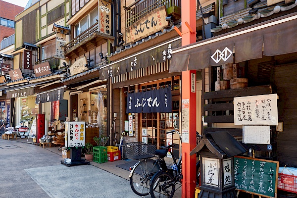 Durch die Nakamise-dori in Asakusa schlendern