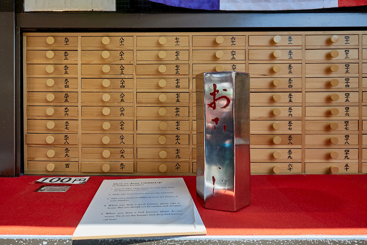 Ein omikuji im Senso-ji-Tempel in Asakusa ziehen