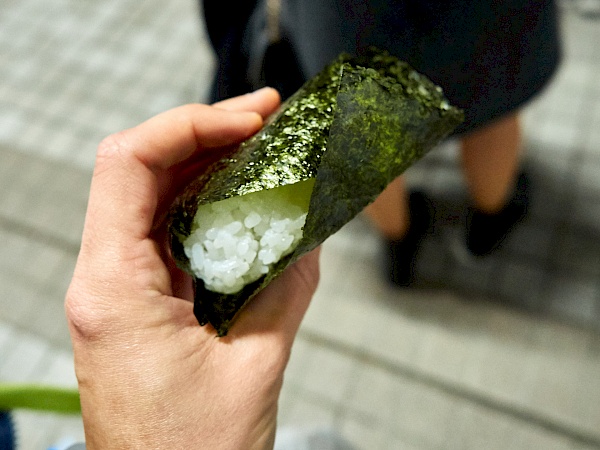 Dreieckiges Onigiri in Japan