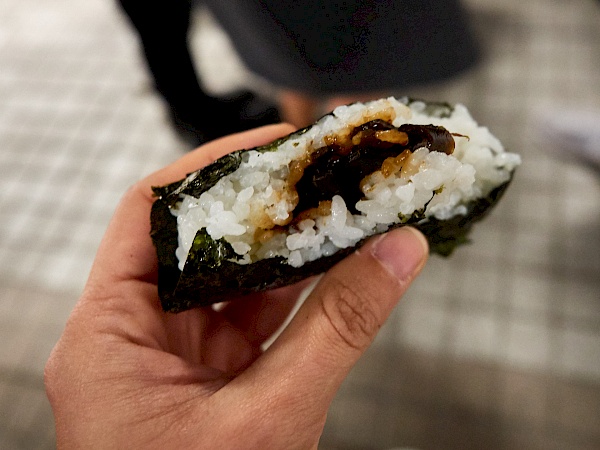 Onigiri mit Seetang-Füllung in Japan