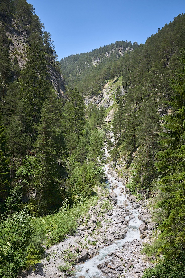 Wasserfall am Schloss Fernsteinsee - Etappe 1 - Starkenberger Panoramaweg Imst