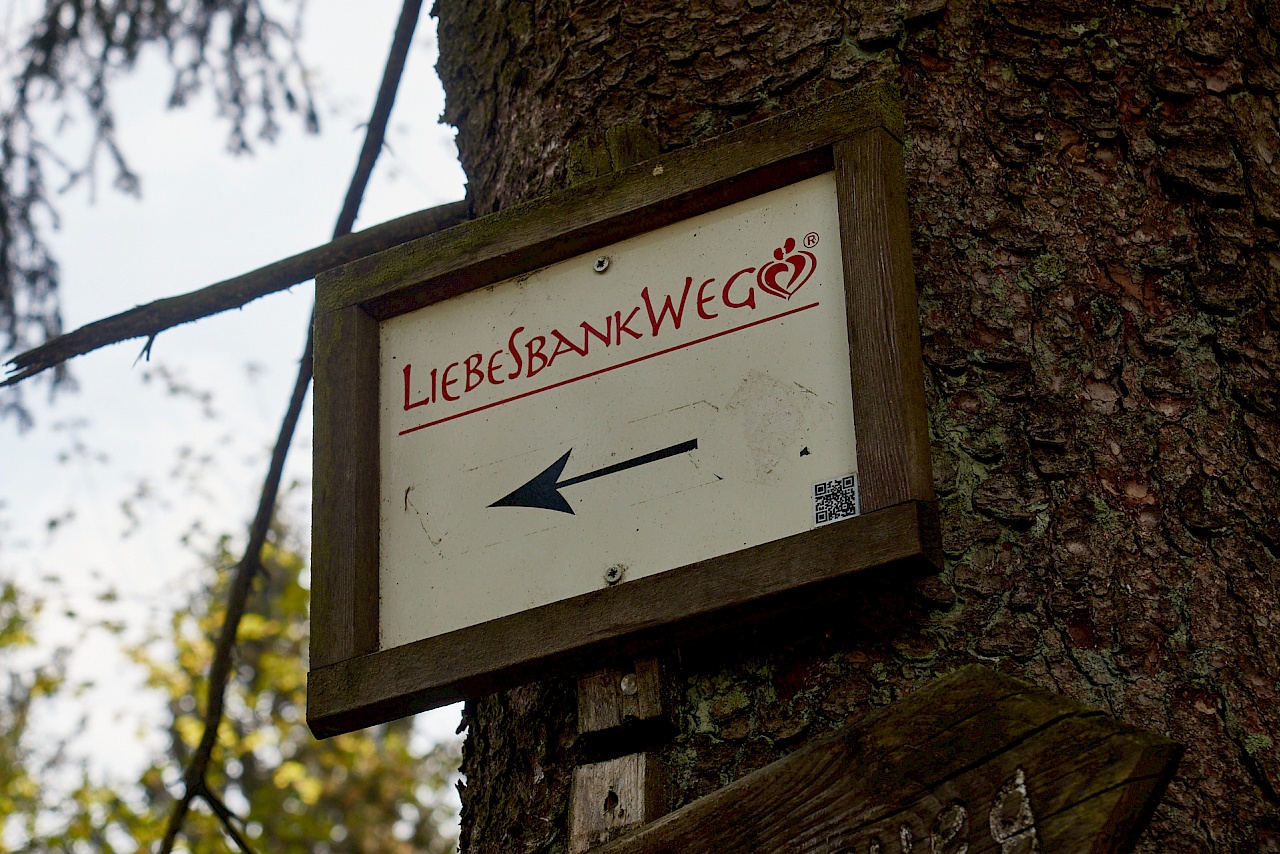 Beschilderung auf dem Liebesbankweg